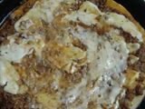 Pizza de carne con queso cremoso