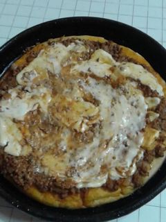 Una foto de Pizza de carne con queso cremoso