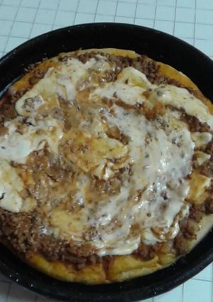 Una foto de Pizza de carne con queso cremoso