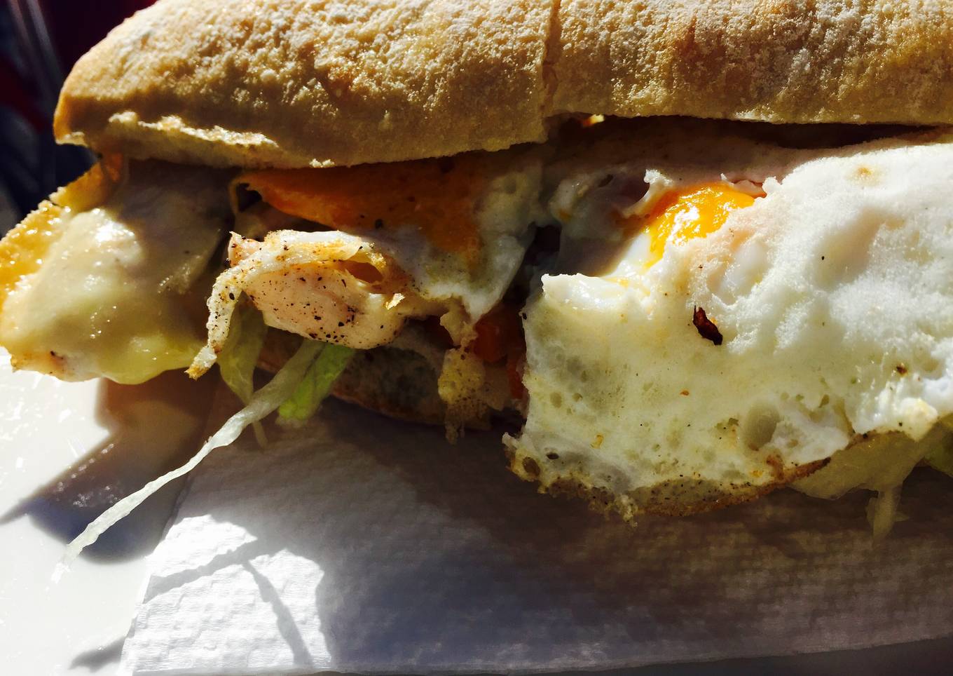 Bocadillo de pollo con huevo 