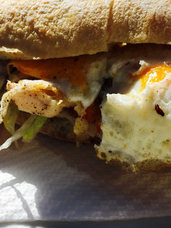 Foto principal de Bocadillo de pollo con huevo