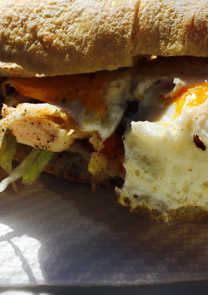 Una foto de Bocadillo de pollo con huevo 