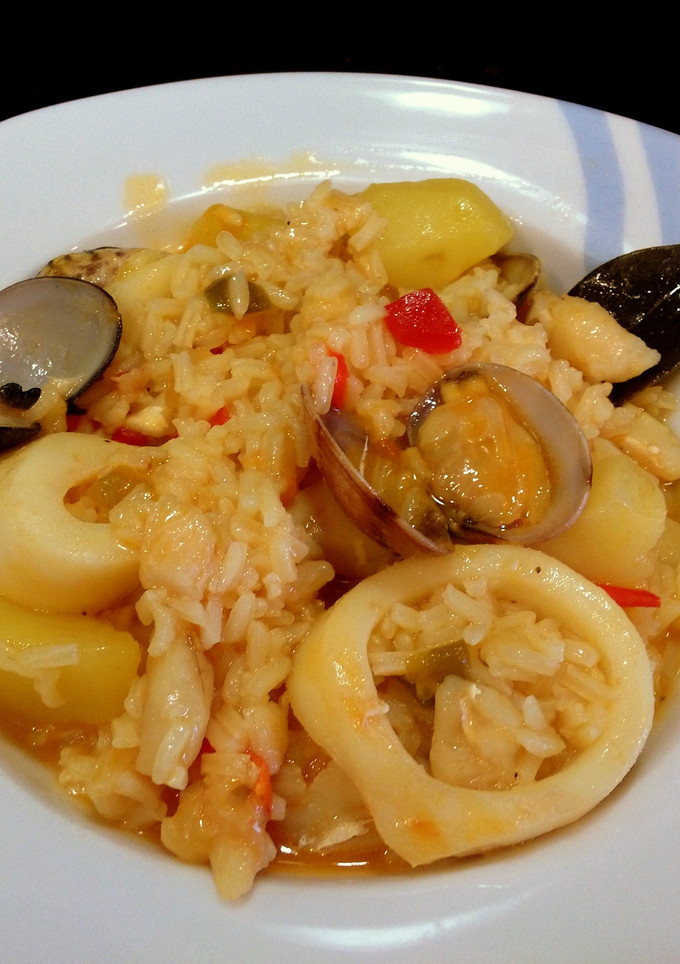 Una foto de Arroz con patatas y bacalao