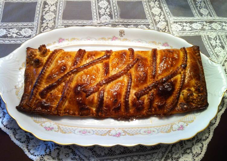 Empanada con pisto, atún y huevos duros