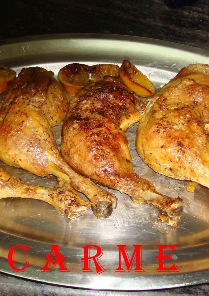 Una foto de Muslos de pollo asados al limón con pimiento asado