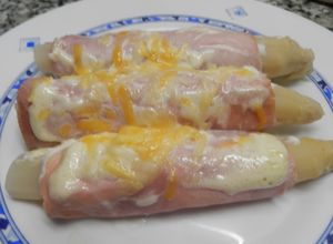 Foto principal de Espárragos blancos con jamón cocido y gratinados con mayonesa