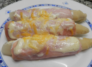 Foto principal de Espárragos blancos con jamón cocido y gratinados con mayonesa