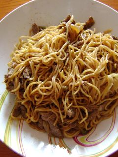 Una foto de Fideos chinos con ternera