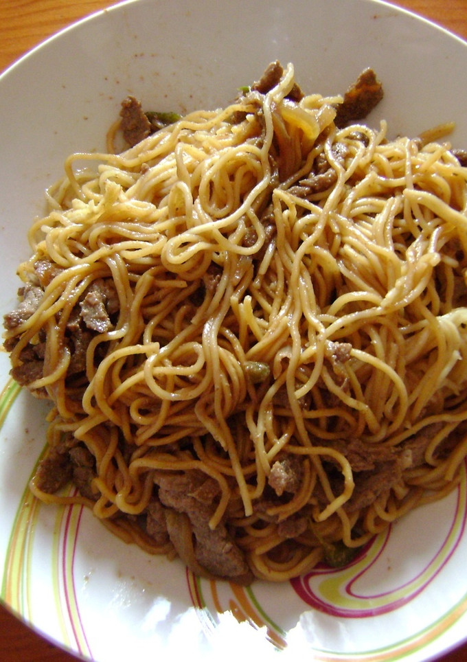 Una foto de Fideos chinos con ternera