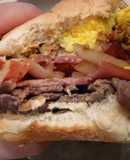 Chivito al pan uruguayo 