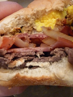 Una foto de Chivito al pan uruguayo