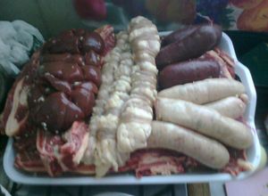 Una foto de Parrillada uruguaya con chotos 