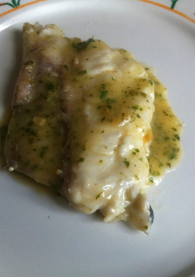 Una foto de Lomos de merluza en salsa verde