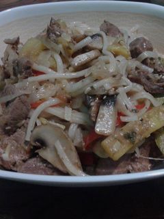 Una foto de Salteado de carne y pasta