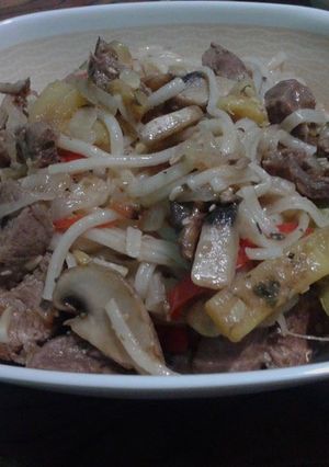 Una foto de Salteado de carne y pasta