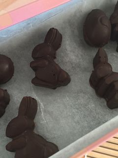 Una foto de Conejo de Pascua de chocolate y huevos de chocolate