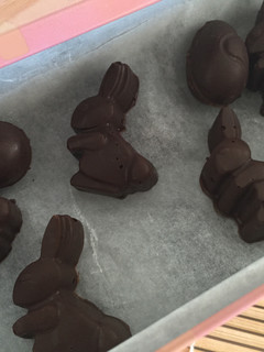 Una foto de Conejo de Pascua de chocolate y huevos de chocolate