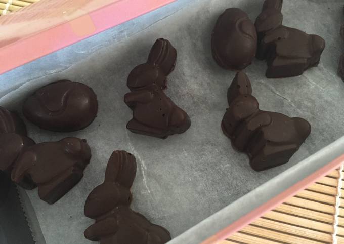 Foto principal de Conejo de Pascua de chocolate y huevos de chocolate