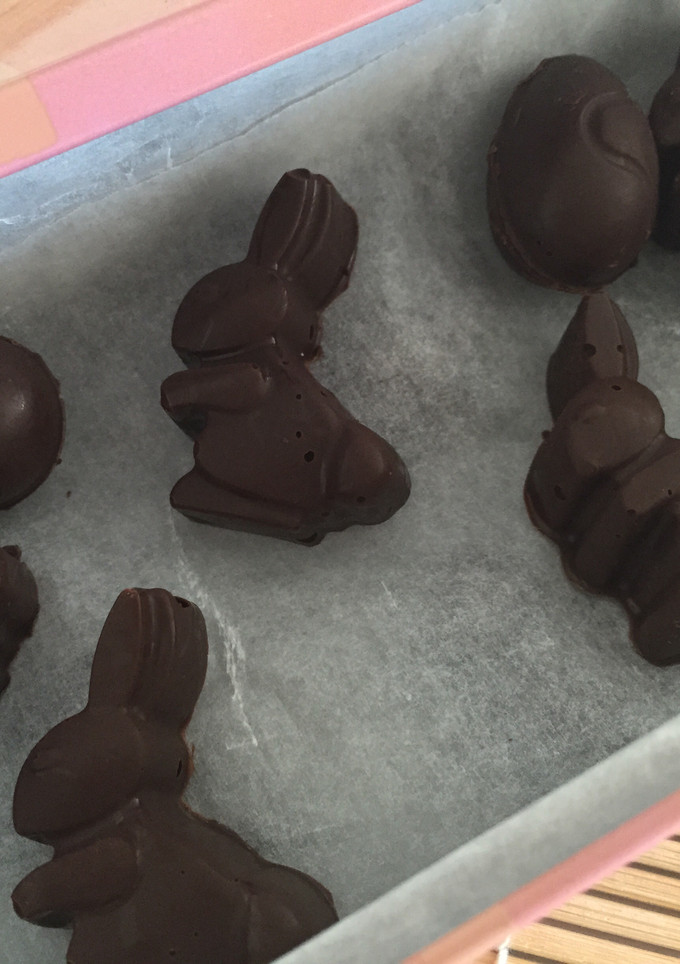 Una foto de Conejo de Pascua de chocolate y huevos de chocolate
