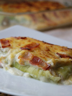 Una foto de Canelones de col gratinados con bacon