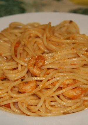 Una foto de Espagueti con gambas y tomate cherry
