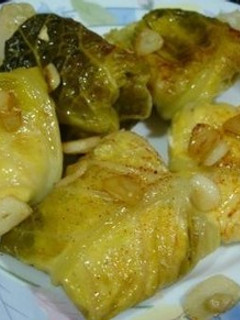 Una foto de Rollitos de col rellenos de huevo y queso