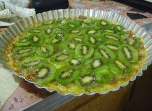 Tarta de kiwi, frambuesa y mascarpone con base de almendras