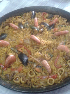 Una foto de Fideuá marinera
