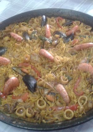 Una foto de Fideuá marinera