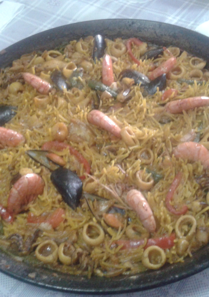 Una foto de Fideuá marinera