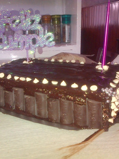 Una foto de Torta de cumpleaños con chocolate y dulce de leche