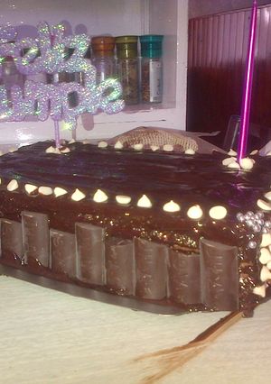 Una foto de Torta de cumpleaños con chocolate y dulce de leche