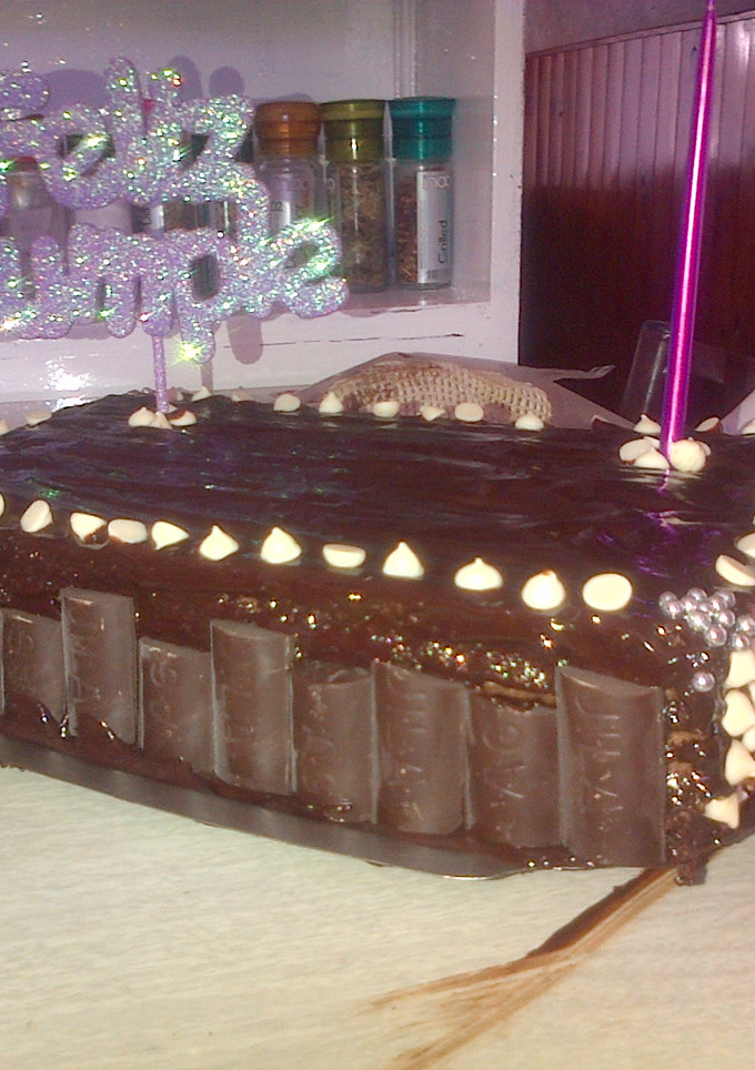 Una foto de Torta de cumpleaños con chocolate y dulce de leche
