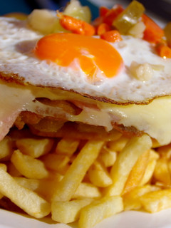 Una foto de Chivito canadiense al plato