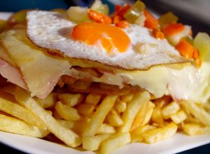 Una foto de Chivito canadiense al plato