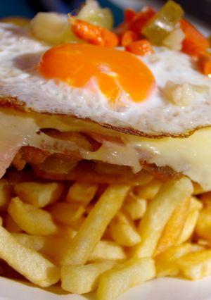 Una foto de Chivito canadiense al plato