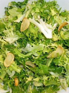 Una foto de Ensalada de escarola con ajos fritos