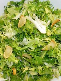Una foto de Ensalada de escarola con ajos fritos