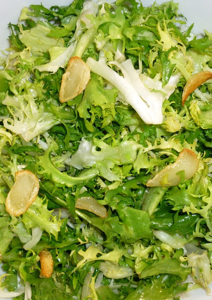Una foto de Ensalada de escarola con ajos fritos