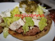 Una foto de sopes de chile