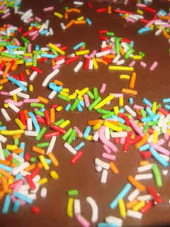 Una foto de Tarta de galletas con chocolate y fideos de colores