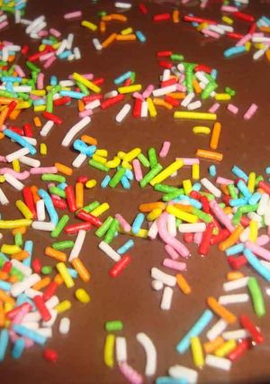 Una foto de Tarta de galletas con chocolate y fideos de colores