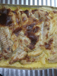 Una foto de Filetes de brotola a la crema de roquefort gratinados con papas rellenas