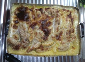 Una foto de Filetes de brotola a la crema de roquefort gratinados con papas rellenas