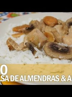 Una foto de Pollo con salsa de almendras y arroz