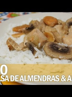 Una foto de Pollo con salsa de almendras y arroz