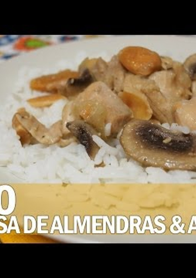 Una foto de Pollo con salsa de almendras y arroz