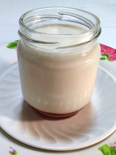 Una foto de Yogur casero con mermelada (en yogurtera)