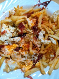 Una foto de Huevos rotos con jamón y pimentón
