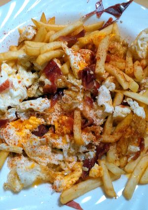 Una foto de Huevos rotos con jamón y pimentón